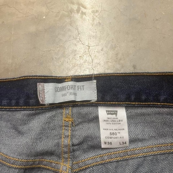 Vintage Levi's 560 men's dark wash pleated jeans loose comfort 2004 36 - Picture 4 of 8